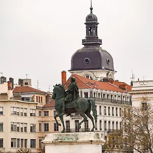 Dify Petit - Place Bellecour , Lyon France